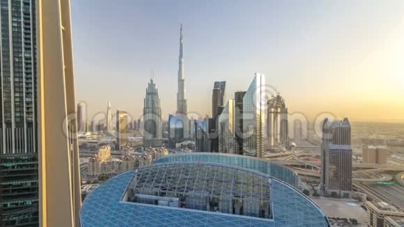 迪拜市中心的天际线日落时分最高的建筑和谢赫扎耶德的道路交通阿联酋视频的预览图