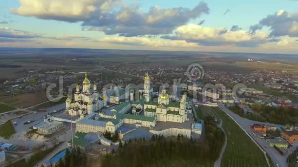 乌克兰波查耶夫拉东正教波查耶夫修道院的空中景观视频的预览图