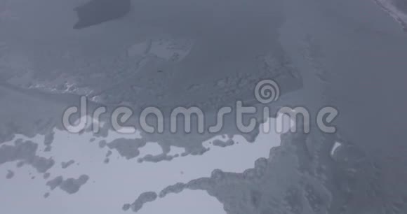 大型冰冻湖航拍视频的预览图
