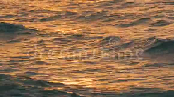 海边非常美丽的日落海浪拍打海滩视频的预览图