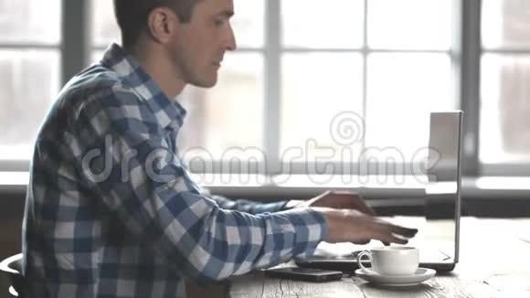 在笔记本电脑上工作的人视频的预览图