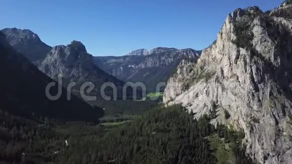 奥地利高山山谷的空中视频的预览图