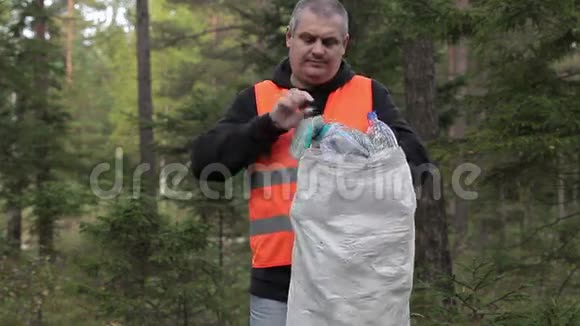 在森林里拿着塑料袋的人视频的预览图