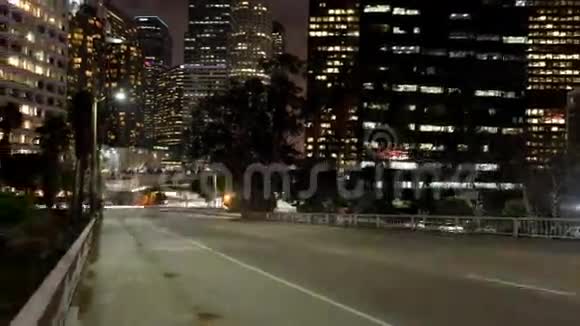 时间流逝洛杉矶市中心繁忙的高速公路上的交通状况视频的预览图