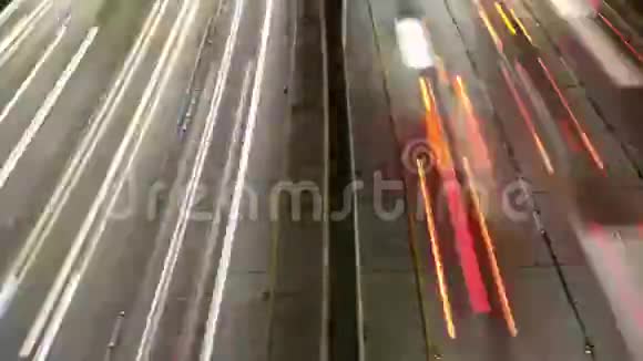 时间流逝洛杉矶市中心繁忙的高速公路上的交通状况视频的预览图