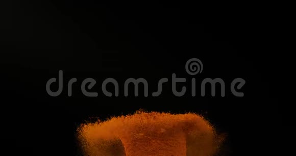 姜黄姜黄黑色背景下的粉末印度香料慢动作视频的预览图