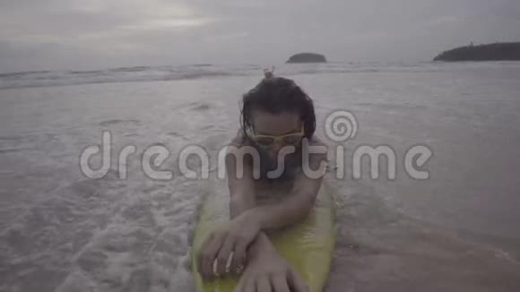海滩上有黄色冲浪板的美女视频的预览图