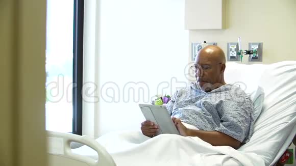 高级妇女探访丈夫在医院病房视频的预览图