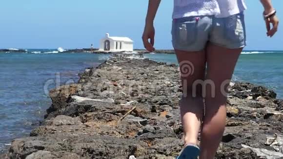 在岩石上行走的女人视频的预览图