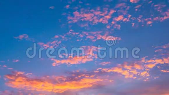 日落时戏剧性的天空和云彩的时间流逝视频的预览图