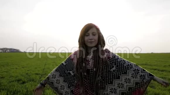穿斗篷的年轻女子旅行者视频的预览图
