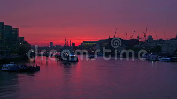 日落后伦敦桥上方的红色紫色天空视频的预览图
