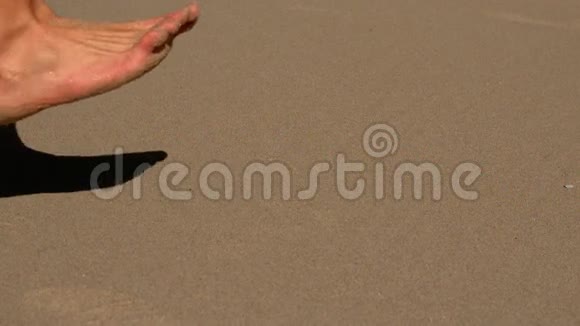 女人赤脚在沙滩上奔跑视频的预览图