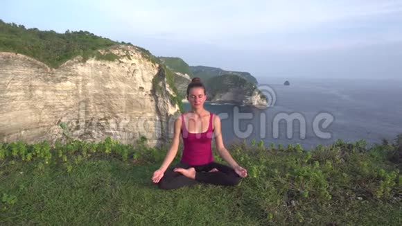 做瑜伽的女人大自然背景下的莲花姿态视频的预览图