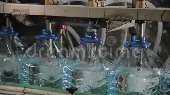 生产线的饮用水和碳酸饮料过程中灌装瓶装水输送机视频的预览图