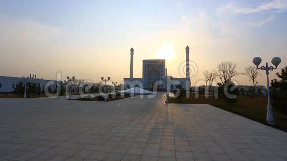 塔什干美丽的白色小清真寺视频的预览图