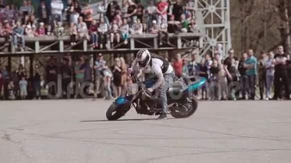 摩托车节目上的摩托车手是非常酷和壮观的骑在一个圆圈并作出尖锐的美丽转弯视频的预览图
