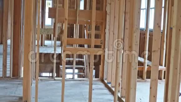 建筑工地的木屋框架视频的预览图
