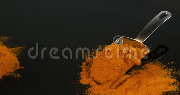 姜黄姜黄黑底粉印度香料慢动作视频的预览图