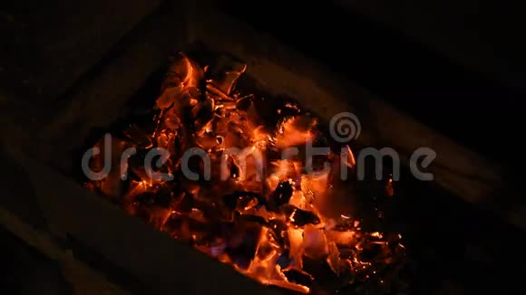 烤架里的煤视频的预览图