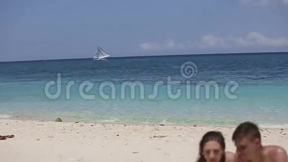 年轻夫妇享受暑假海滩假期视频的预览图
