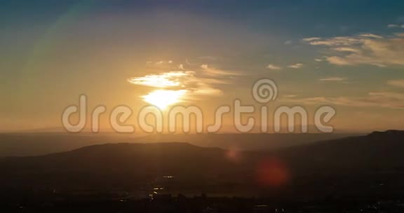 夕阳的景象带山的背景时间的流逝彩霞的天空视频的预览图