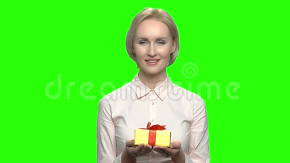 白种人妇女送礼盒的肖像视频的预览图