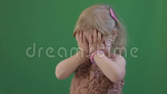 快乐的三岁女孩可爱的金发孩子棕色的眼睛绿屏视频视频的预览图