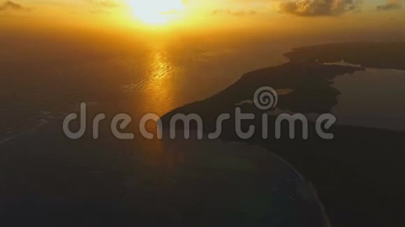 日落时金色的太阳和海洋中的岛屿视频的预览图