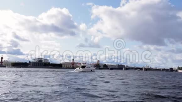 夏季在圣彼得堡的豪华游艇航行视频的预览图