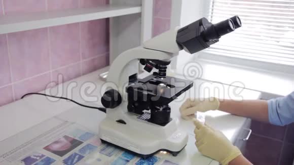 在实验室用显微镜工作视频的预览图