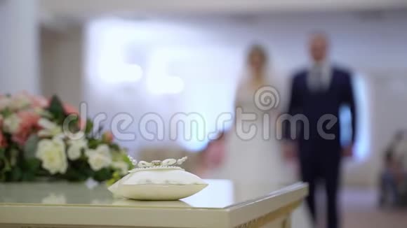 在室内举行婚礼新郎新娘视频的预览图