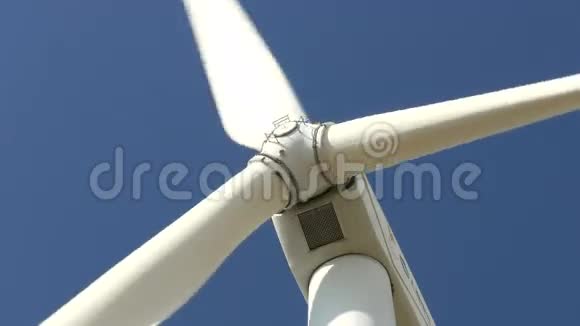 泰国美丽的风力涡轮机发电具有蓝天背景视频的预览图