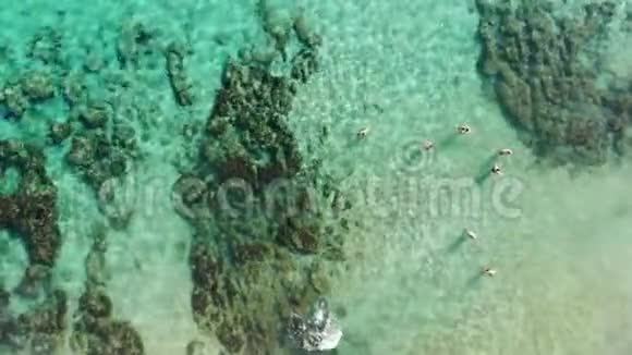 塞浦路斯普罗塔拉斯著名日出海滩的俯视图视频的预览图