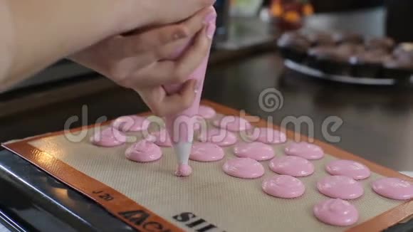 粉色通心粉的制作过程视频的预览图