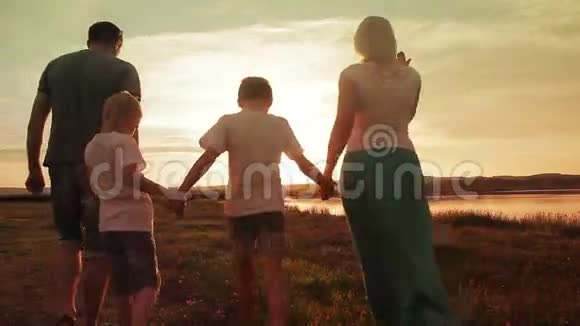 家庭步行海滩日落旅游假期视频的预览图