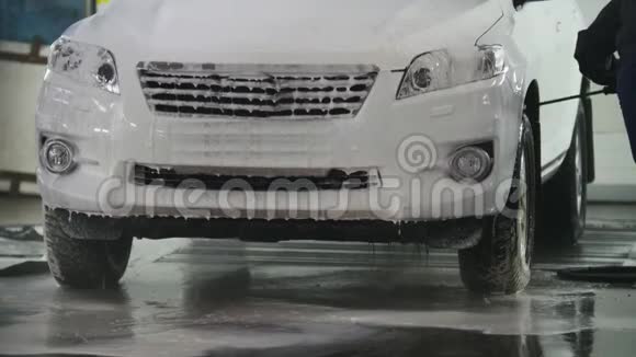 洗车一辆SUV车在肥皂汽车服务视频的预览图