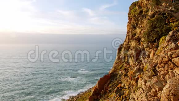 大西洋上葡萄牙罗卡角岩石海岸视频的预览图