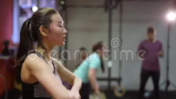 在交叉训练的健身房锻炼手臂的年轻人视频的预览图