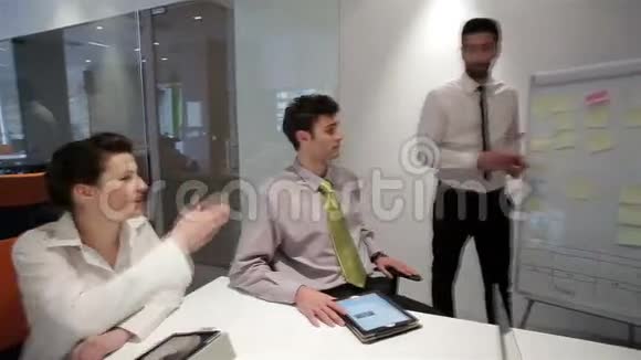 商业人士在现代创业办公室开会视频的预览图