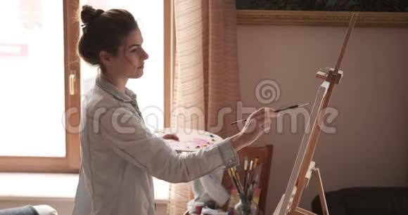 女人拿着调色板和油画视频的预览图