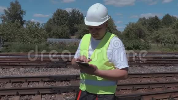 铁路员工使用平板电脑视频的预览图
