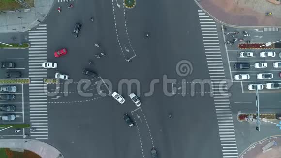空中无人机在城市的十字路口汽车和公共汽车在大道上行驶日落时分视频的预览图