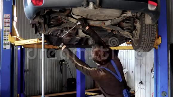 男汽车修理工在汽车修理厂工作视频的预览图