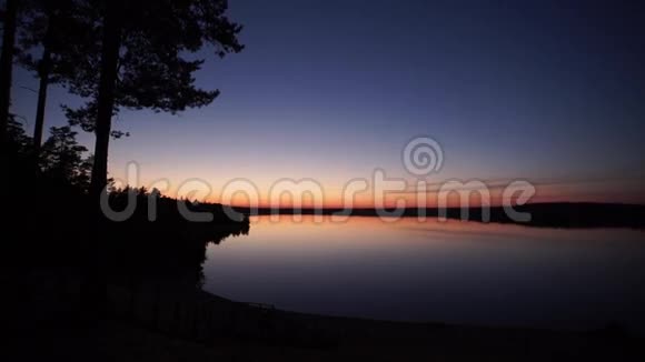 湖边美丽的日落视频的预览图