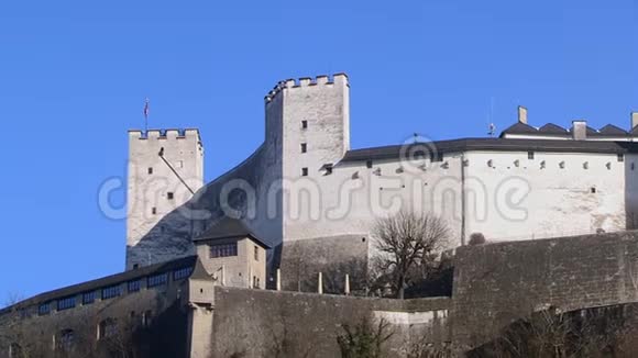 萨尔茨堡内城霍亨萨尔茨堡堡垒雪冬季视频的预览图