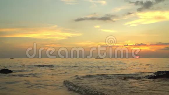 日落时分与渔夫一起的小船的剪影船在公海日落地平线上视频的预览图