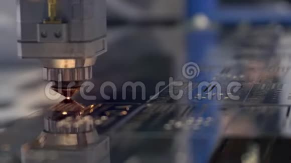 带有火花的工业激光切割机编程的机器人头部借助巨大的金属温度切割A视频的预览图
