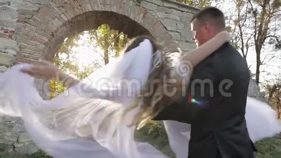 新婚夫妇可爱的新郎和新娘家庭幸福恋爱中的男人和女人结婚纪念日慢动作视频的预览图