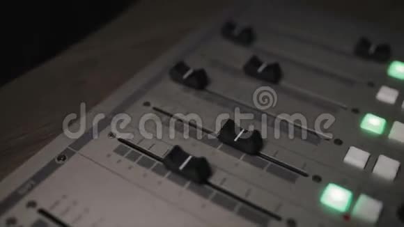 混合控制台又称音频混频器声板混频甲板或混频器是一种电子设备视频的预览图